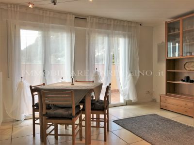 Trilocale Lungolago con Ampio Terrazzo e spiaggia privata