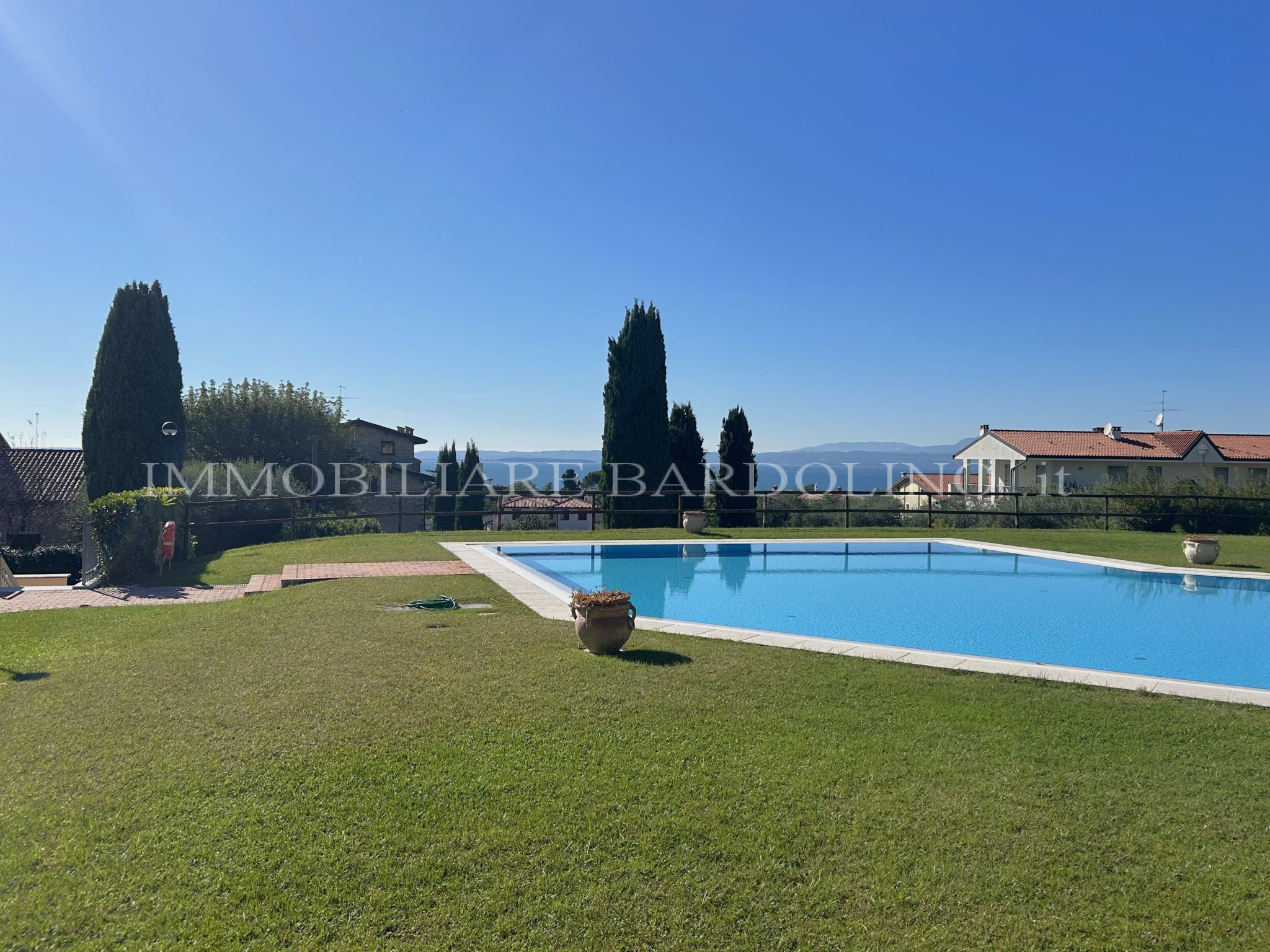 Trilocale con giardino in residence con piscina