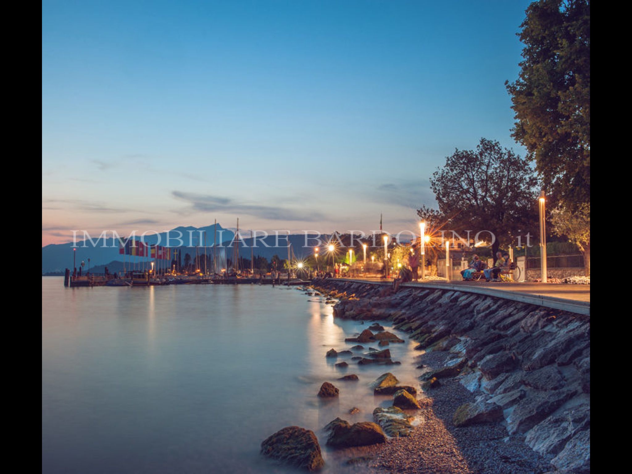 One Bedroom Apartment with Pool and Lake View