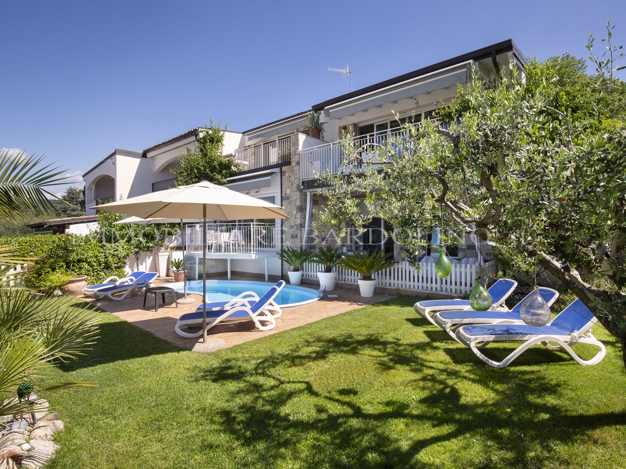 Villa divisa in 5 appartamenti con vista Lago
