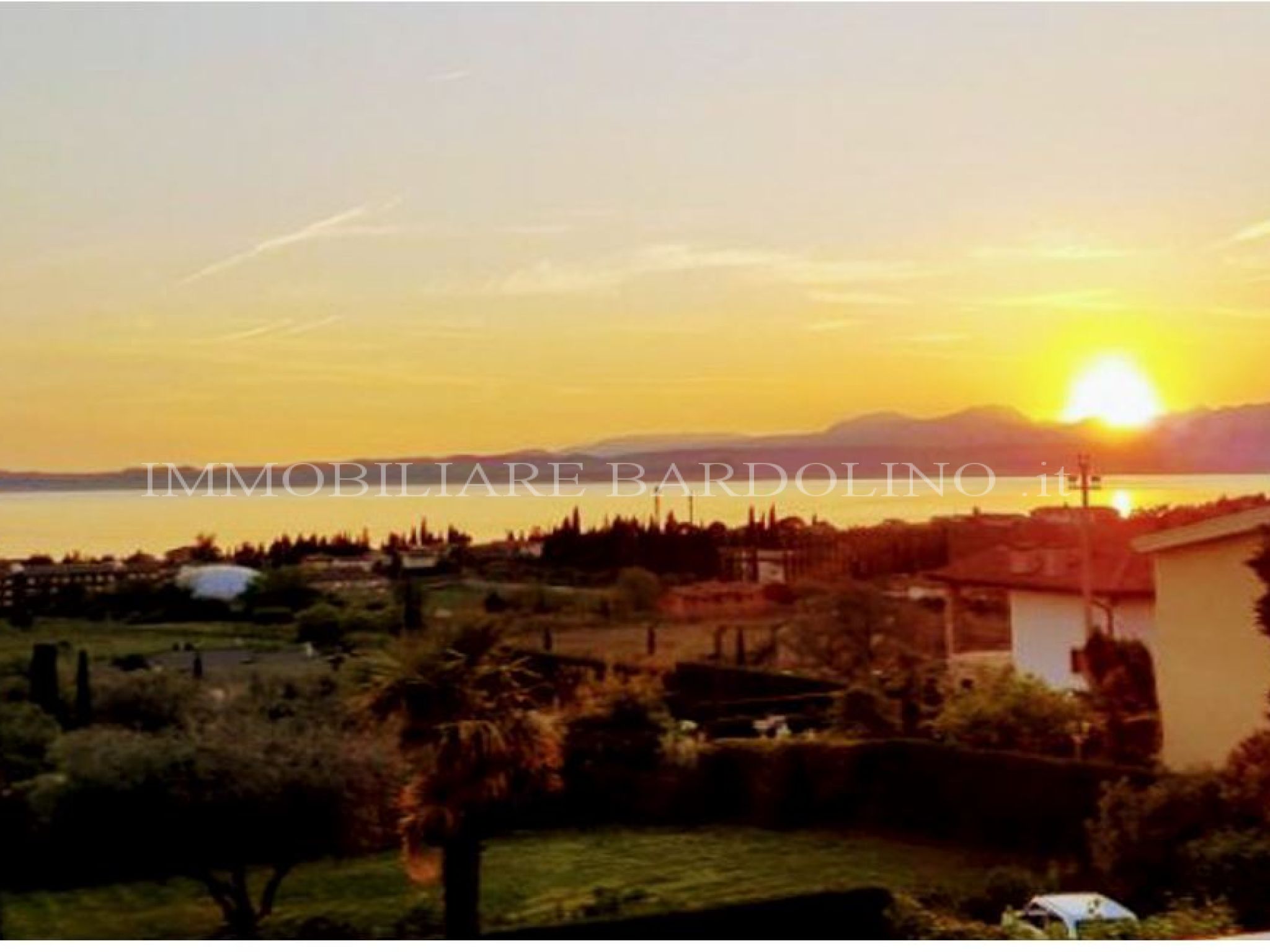 Villa mit 5 Einheiten, Seeblick u. Pool